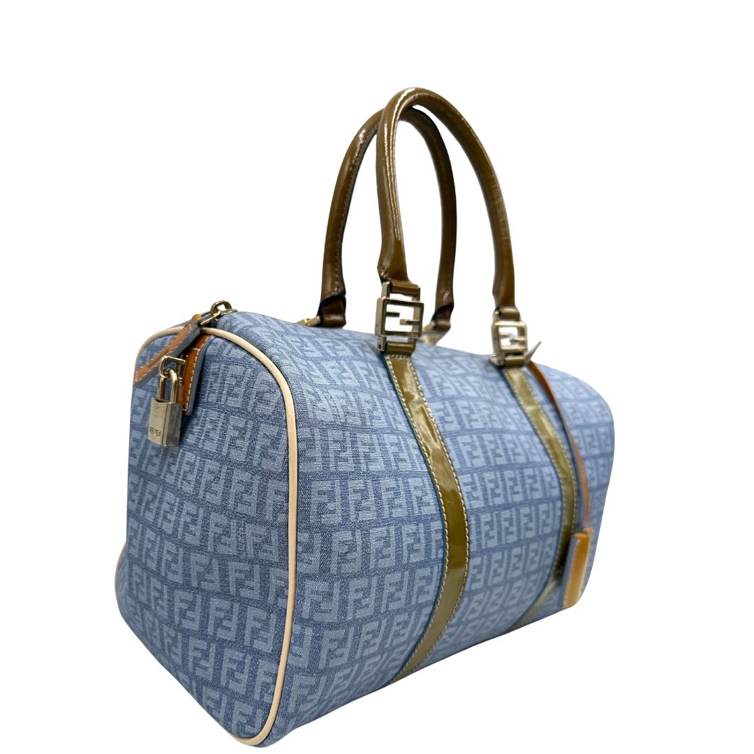 lato Borsa Fendi in canvas color denim trama Zucchino, finiture in pelle verniciata verde e parti metalliche dorate; munita di doppi manici stondati. Completa di dustbag, lucchetto e chiavi, di lusso, originale, ottime condizioni. 