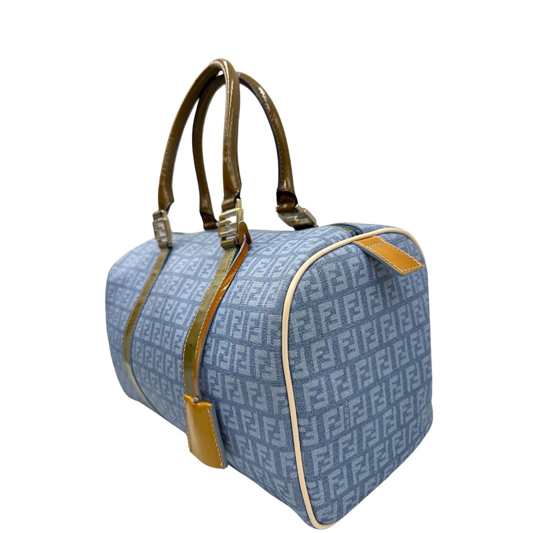 lato Borsa Fendi in canvas color denim trama Zucchino, finiture in pelle verniciata verde e parti metalliche dorate; munita di doppi manici stondati. Completa di dustbag, lucchetto e chiavi, di lusso, originale, ottime condizioni. 