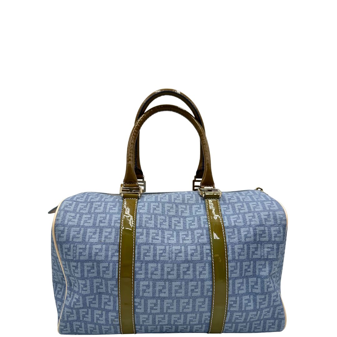 retro Borsa Fendi in canvas color denim trama Zucchino, finiture in pelle verniciata verde e parti metalliche dorate; munita di doppi manici stondati. Completa di dustbag, lucchetto e chiavi, di lusso, originale, ottime condizioni. 