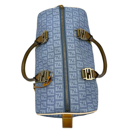 chiusura con cerniera della Borsa Fendi in canvas color denim trama Zucchino, finiture in pelle verniciata verde e parti metalliche dorate; munita di doppi manici stondati. Completa di dustbag, lucchetto e chiavi, di lusso, originale, ottime condizioni. 