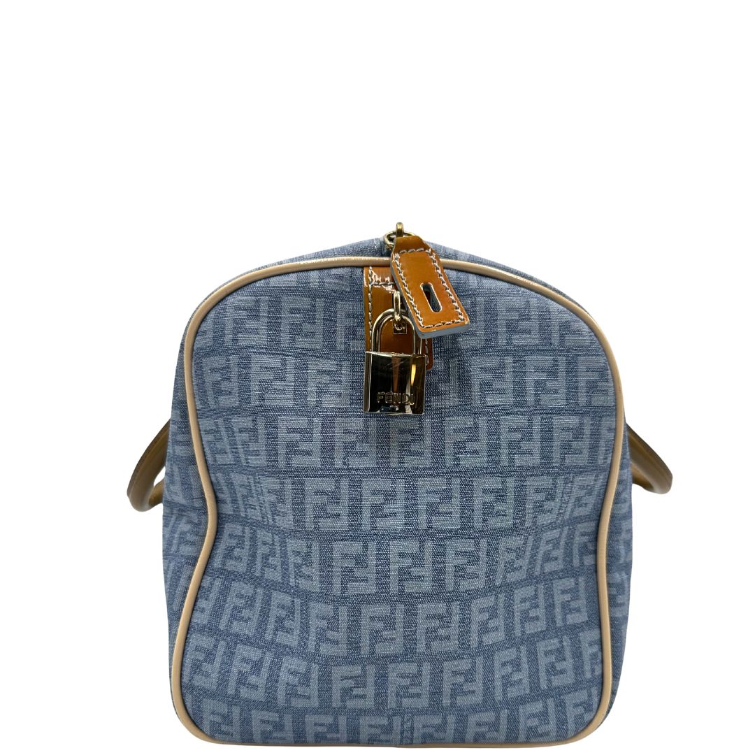 lato Borsa Fendi in canvas color denim trama Zucchino, finiture in pelle verniciata verde e parti metalliche dorate; munita di doppi manici stondati. Completa di dustbag, lucchetto e chiavi, di lusso, originale, ottime condizioni. 