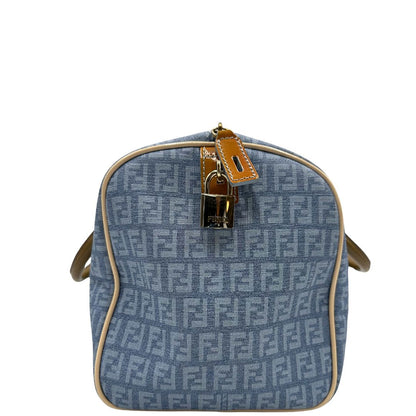 lato Borsa Fendi in canvas color denim trama Zucchino, finiture in pelle verniciata verde e parti metalliche dorate; munita di doppi manici stondati. Completa di dustbag, lucchetto e chiavi, di lusso, originale, ottime condizioni. 
