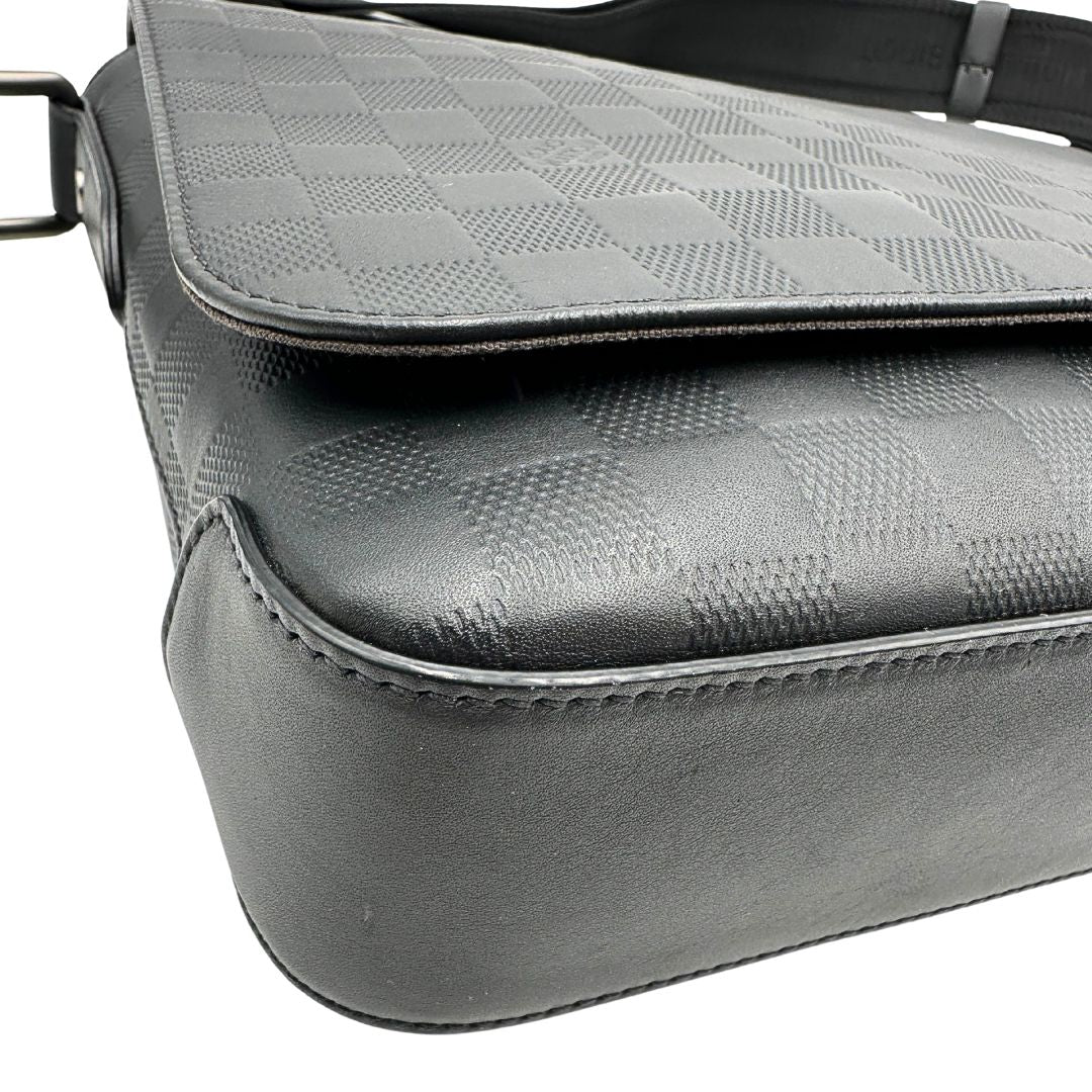 angolo Borsa messenger in canvas nero e parti metalliche argento opaco; munita di una tracolla in tessuto regolabile. Completa di corredo, di lusso, originale, ottime condizioni. 