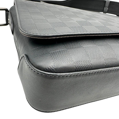 angolo Borsa messenger in canvas nero e parti metalliche argento opaco; munita di una tracolla in tessuto regolabile. Completa di corredo, di lusso, originale, ottime condizioni. 