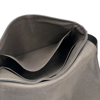 interno Borsa messenger in canvas nero e parti metalliche argento opaco; munita di una tracolla in tessuto regolabile. Completa di corredo, di lusso, originale, ottime condizioni. 