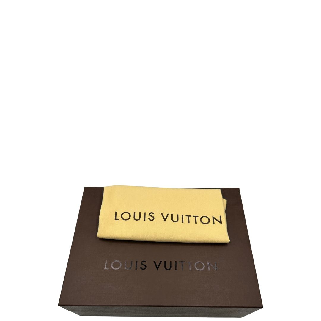 corredo Borsa messenger in canvas nero e parti metalliche argento opaco; munita di una tracolla in tessuto regolabile. Completa di corredo, di lusso, originale, ottime condizioni. 