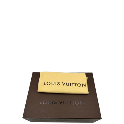 corredo Borsa messenger in canvas nero e parti metalliche argento opaco; munita di una tracolla in tessuto regolabile. Completa di corredo, di lusso, originale, ottime condizioni. 