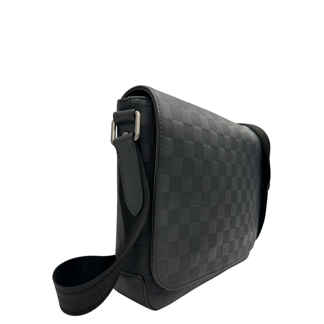 lato Borsa messenger in canvas nero e parti metalliche argento opaco; munita di una tracolla in tessuto regolabile. Completa di corredo, di lusso, originale, ottime condizioni. 