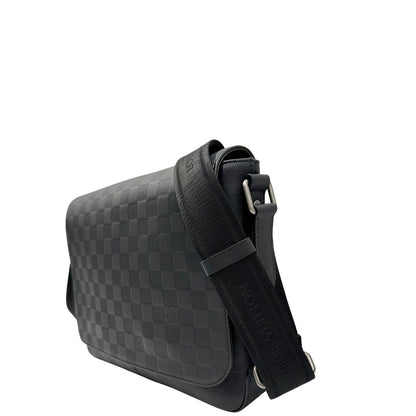 lato Borsa messenger in canvas nero e parti metalliche argento opaco; munita di una tracolla in tessuto regolabile. Completa di corredo, di lusso, originale, ottime condizioni. 