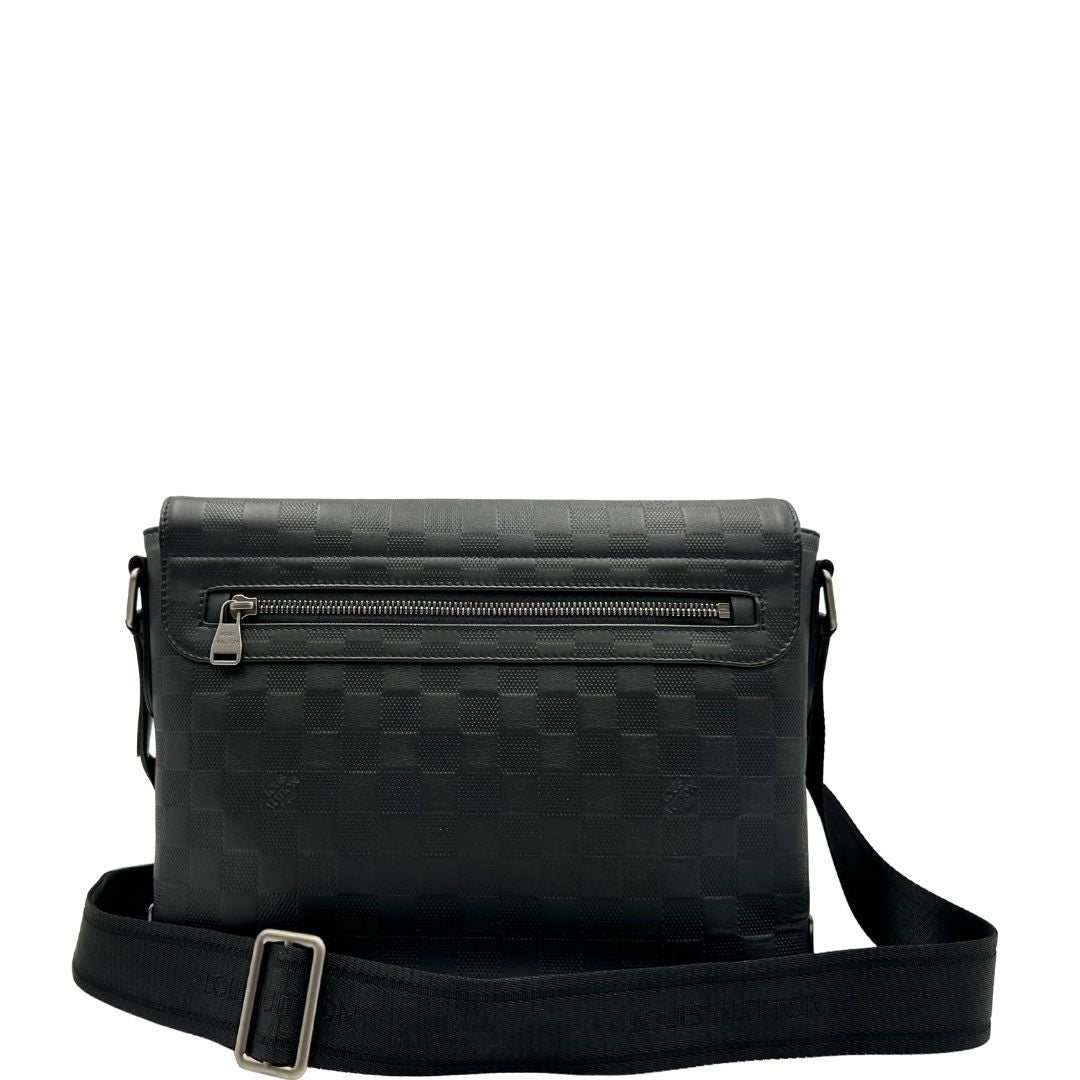 retro Borsa messenger in canvas nero e parti metalliche argento opaco; munita di una tracolla in tessuto regolabile. Completa di corredo, di lusso, originale, ottime condizioni. 