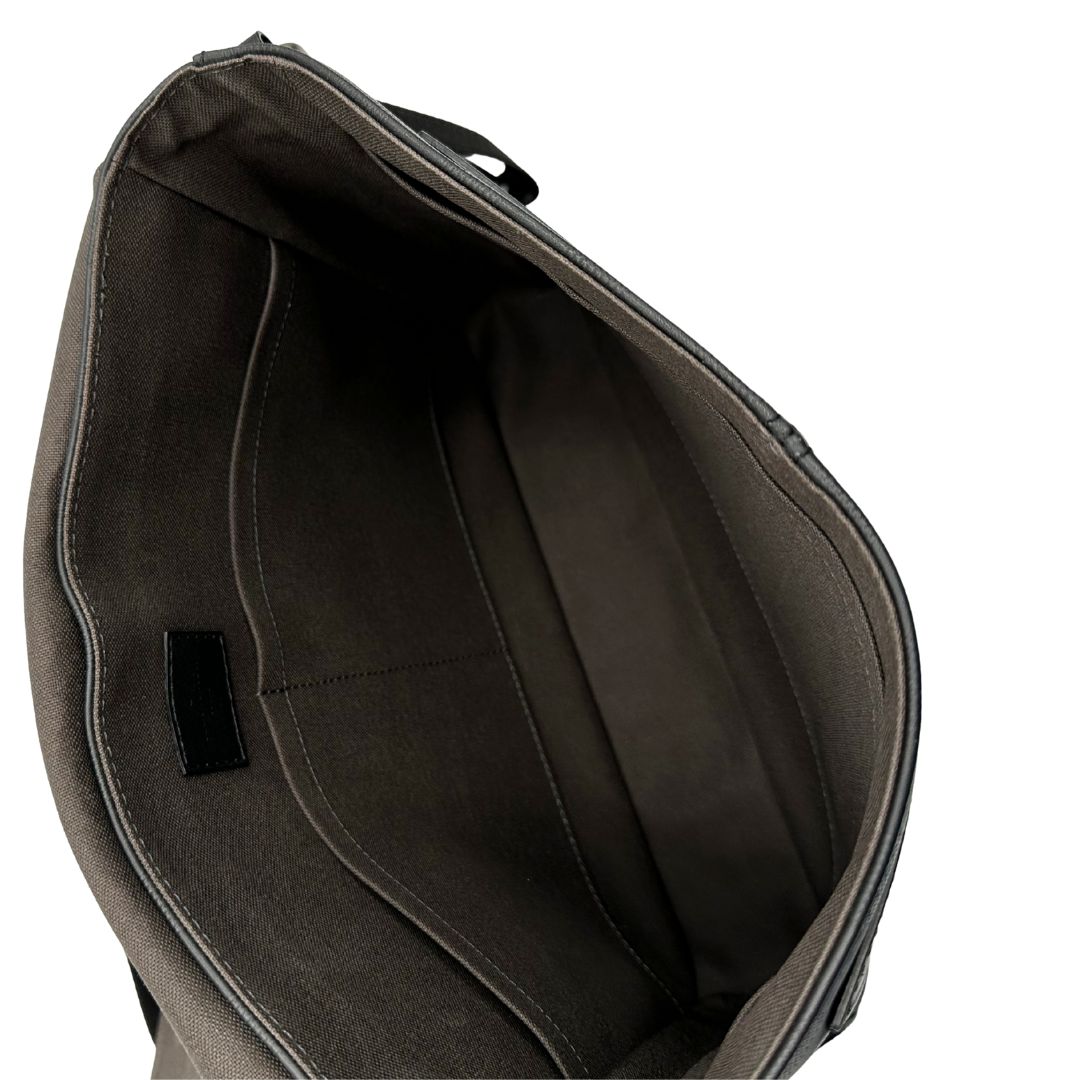 interno Borsa messenger in canvas nero e parti metalliche argento opaco; munita di una tracolla in tessuto regolabile. Completa di corredo, di lusso, originale, ottime condizioni. 