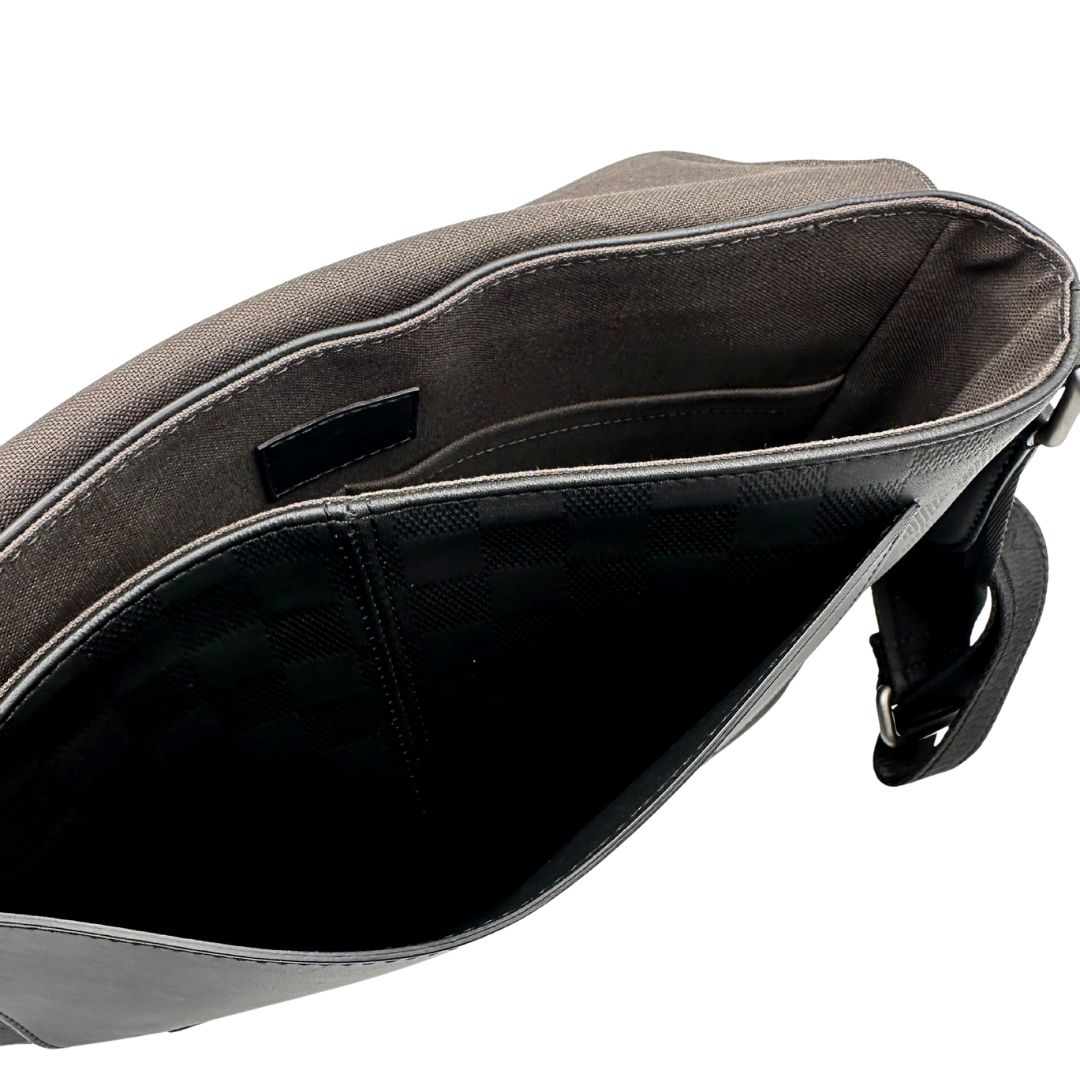 interno Borsa messenger in canvas nero e parti metalliche argento opaco; munita di una tracolla in tessuto regolabile. Completa di corredo, di lusso, originale, ottime condizioni. 