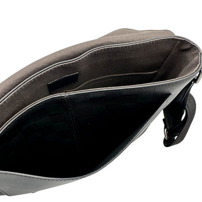 interno Borsa messenger in canvas nero e parti metalliche argento opaco; munita di una tracolla in tessuto regolabile. Completa di corredo, di lusso, originale, ottime condizioni. 