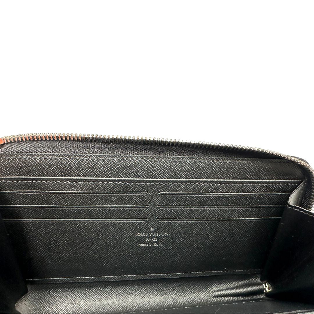 interno Portafoglio Louis Vuitton in canvas Damier Graphite con parti metalliche argentate; munito di un polsino. Completo di corredo, di lusso, originale, ottime condizioni. 