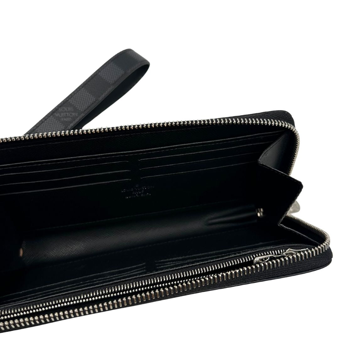 interno Portafoglio Louis Vuitton in canvas Damier Graphite con parti metalliche argentate; munito di un polsino. Completo di corredo, di lusso, originale, ottime condizioni. 