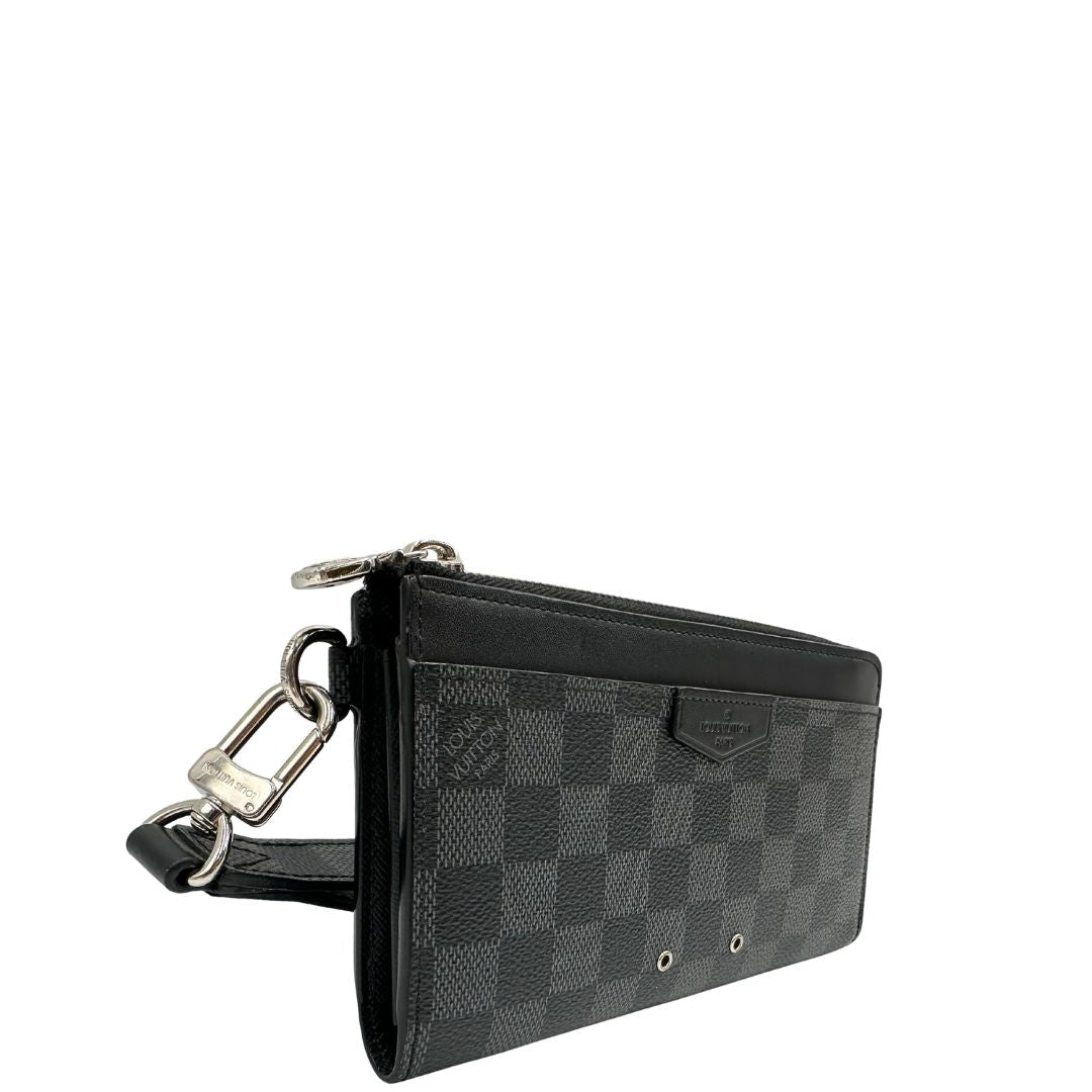 Portafoglio Louis Vuitton in canvas Damier Graphite con parti metalliche argentate; munito di un polsino. Completo di corredo, di lusso, originale, ottime condizioni.