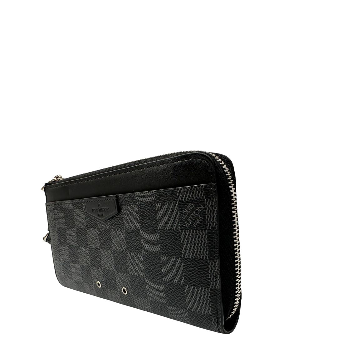 lato Portafoglio Louis Vuitton in canvas Damier Graphite con parti metalliche argentate; munito di un polsino. Completo di corredo, di lusso, originale, ottime condizioni. 