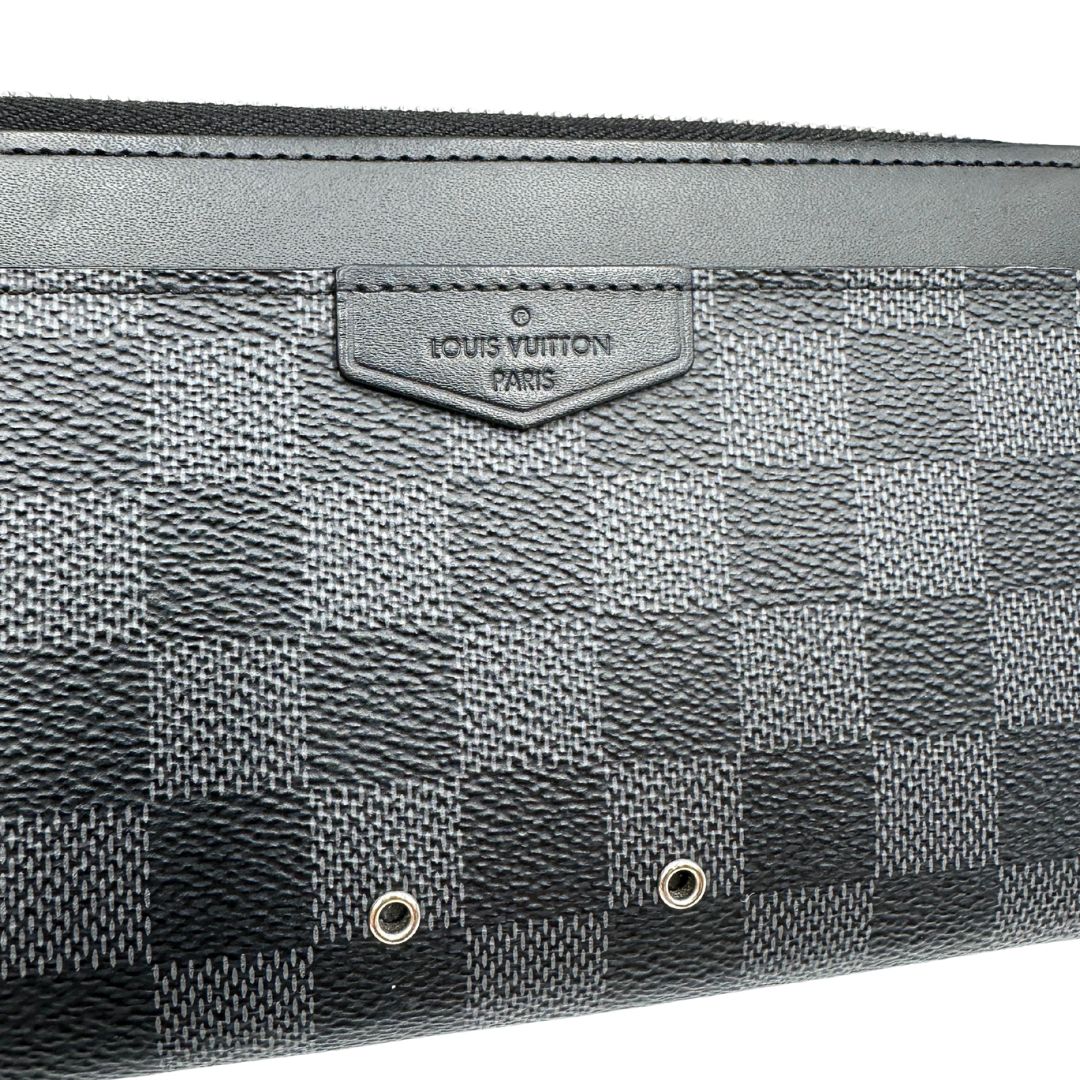 front Portafoglio Louis Vuitton in canvas Damier Graphite con parti metalliche argentate; munito di un polsino. Completo di corredo, di lusso, originale, ottime condizioni. 