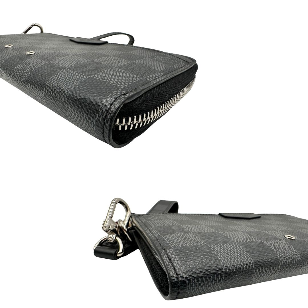 angoli Portafoglio Louis Vuitton in canvas Damier Graphite con parti metalliche argentate; munito di un polsino. Completo di corredo, di lusso, originale, ottime condizioni. 