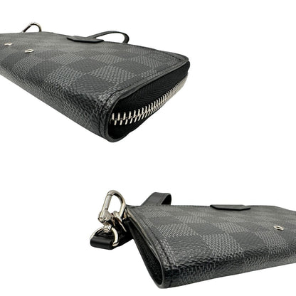 angoli Portafoglio Louis Vuitton in canvas Damier Graphite con parti metalliche argentate; munito di un polsino. Completo di corredo, di lusso, originale, ottime condizioni. 