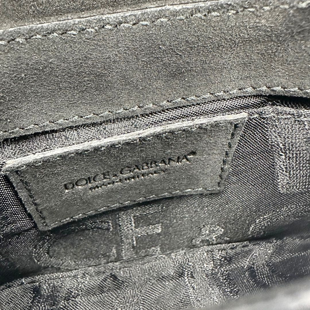 interno Borsa D&G in pelle scamosciata nera con parti metalliche dorate e impreziosita da strass; munita di un manico singolo in catena. Completa di corredo, di lusso, originale, usata. 