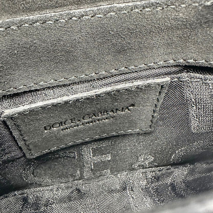 interno Borsa D&G in pelle scamosciata nera con parti metalliche dorate e impreziosita da strass; munita di un manico singolo in catena. Completa di corredo, di lusso, originale, usata. 