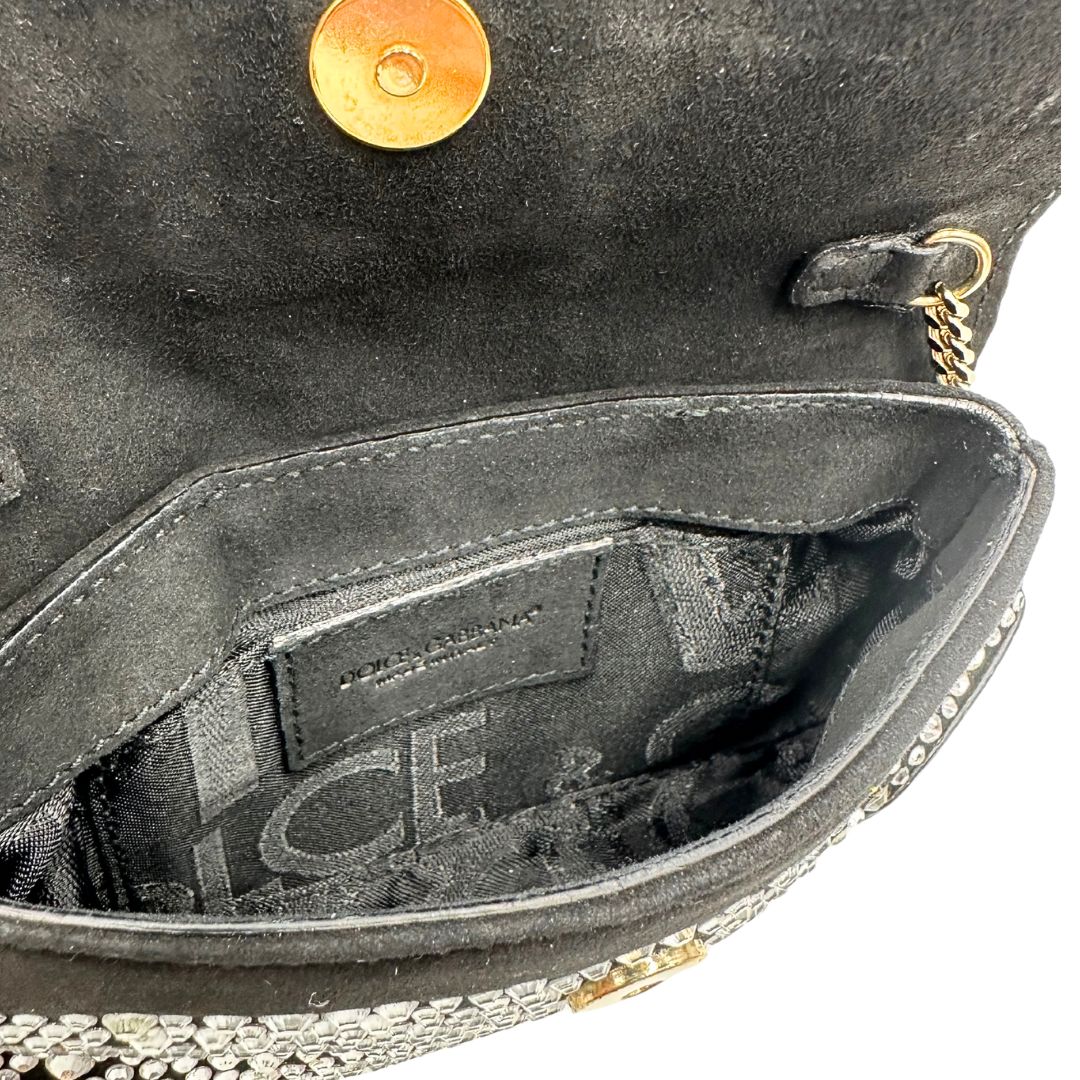 interno Borsa D&G in pelle scamosciata nera con parti metalliche dorate e impreziosita da strass; munita di un manico singolo in catena. Completa di corredo, di lusso, originale, usata.  