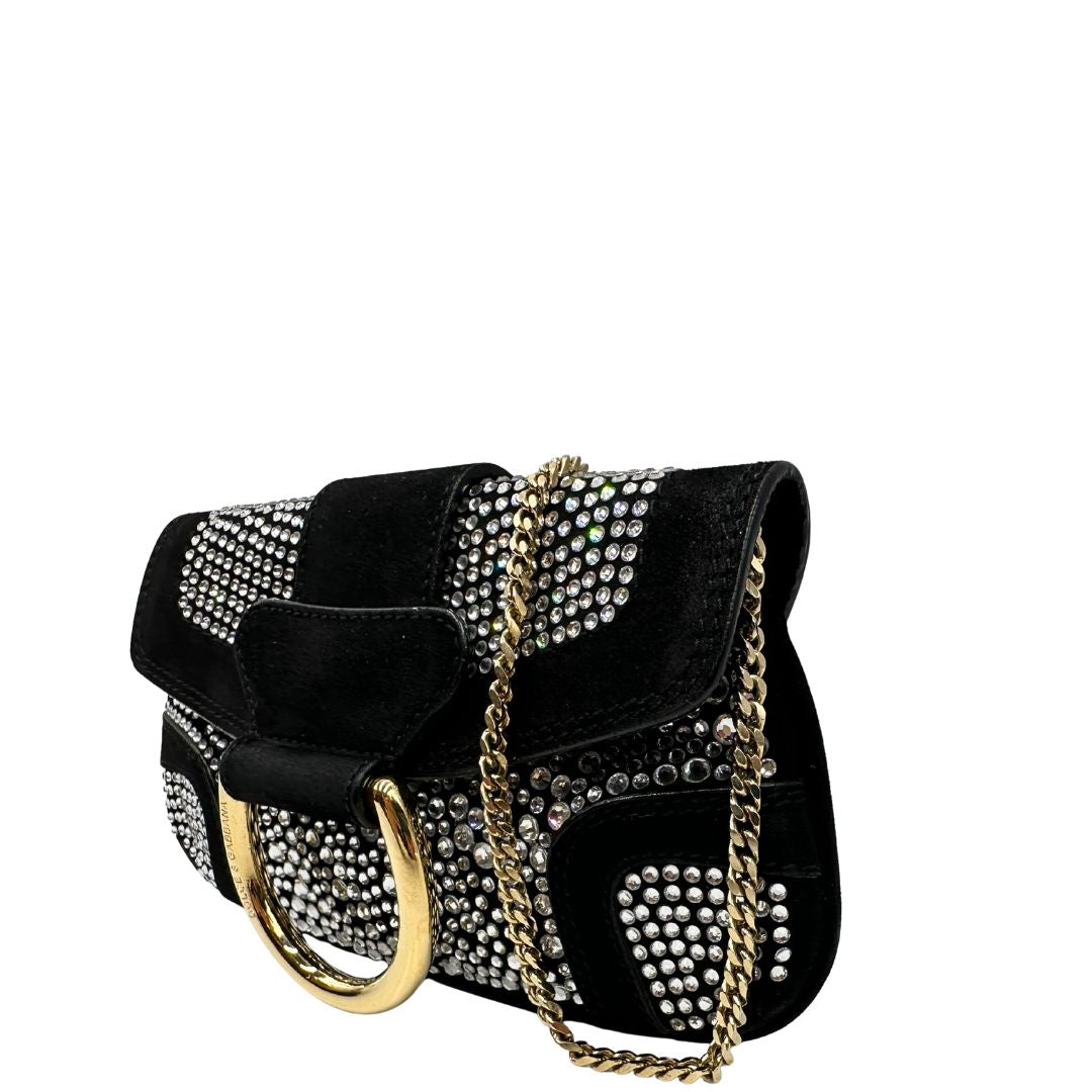 lato Borsa D&G in pelle scamosciata nera con parti metalliche dorate e impreziosita da strass; munita di un manico singolo in catena. Completa di corredo, di lusso, originale, usata.  