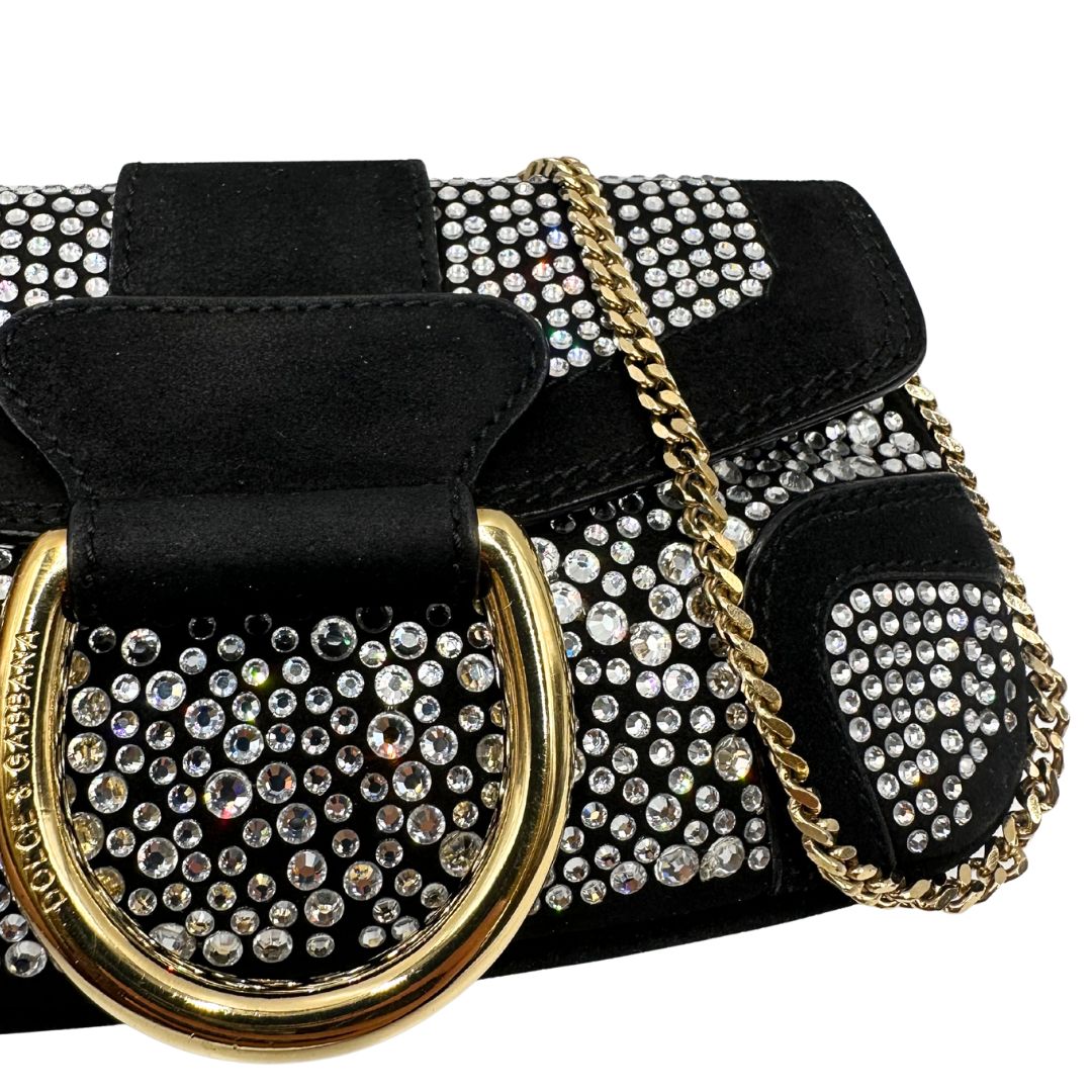 chiusura Borsa D&G in pelle scamosciata nera con parti metalliche dorate e impreziosita da strass; munita di un manico singolo in catena. Completa di corredo, di lusso, originale, usata.  