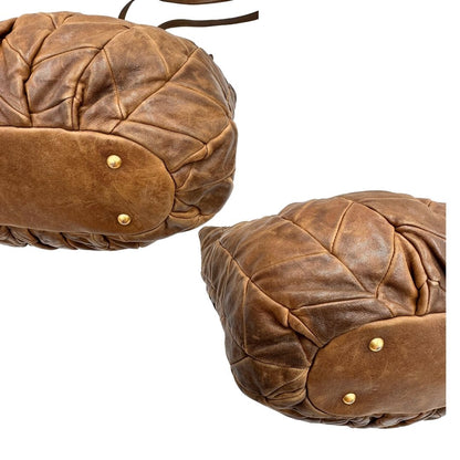 angoli Borsa Miu Miu in pelle color cammello con parti metalliche dorate; munita di un manico singolo e una tracolla amovibile, di lusso, usata, originale, ottime condizioni. 