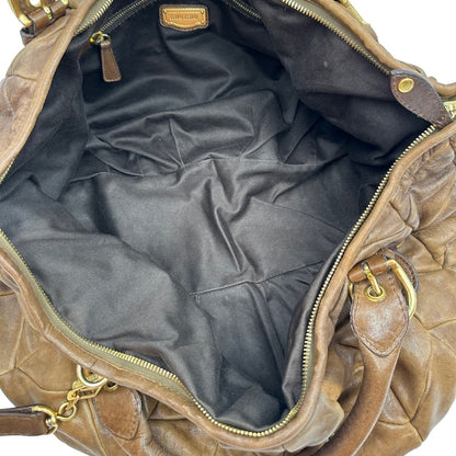 interni Borsa Miu Miu in pelle color cammello con parti metalliche dorate; munita di un manico singolo e una tracolla amovibile, di lusso, usata, originale, ottime condizioni. 