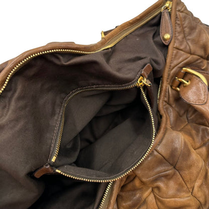 interni Borsa Miu Miu in pelle color cammello con parti metalliche dorate; munita di un manico singolo e una tracolla amovibile, di lusso, usata, originale, ottime condizioni. 