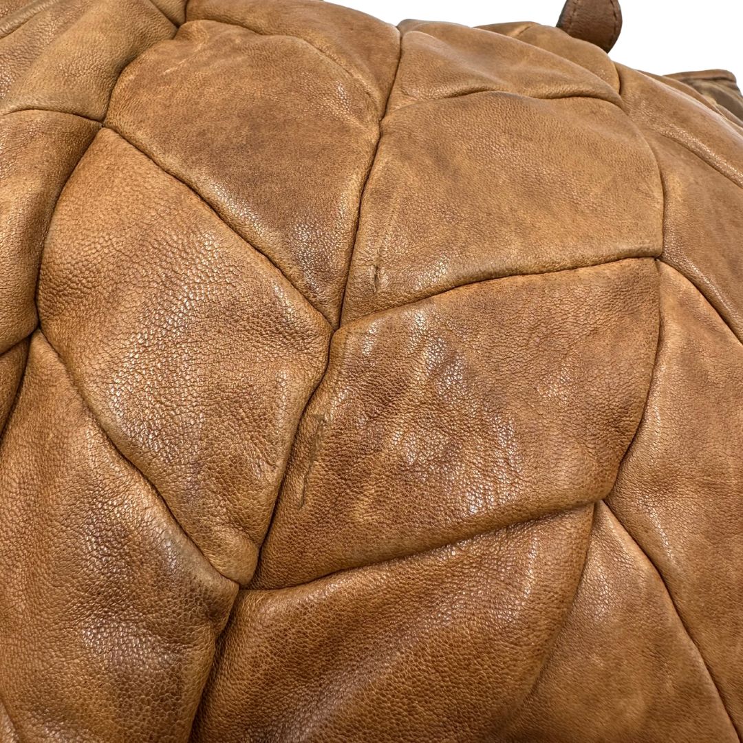 segni di usura Borsa Miu Miu in pelle color cammello con parti metalliche dorate; munita di un manico singolo e una tracolla amovibile, di lusso, usata, originale, ottime condizioni. 