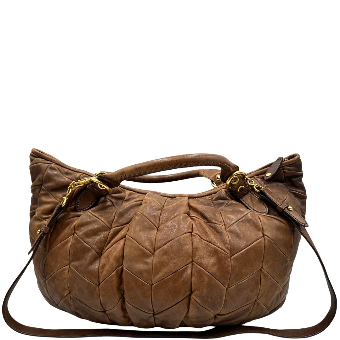 retro Borsa Miu Miu in pelle color cammello con parti metalliche dorate; munita di un manico singolo e una tracolla amovibile, di lusso, usata, originale, ottime condizioni. 