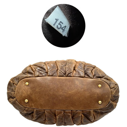 base Borsa Miu Miu in pelle color cammello con parti metalliche dorate; munita di un manico singolo e una tracolla amovibile, di lusso, usata, originale, ottime condizioni. 