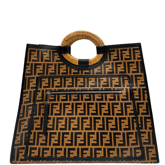 Front di una tote Fendi in pelle bicolore nera e cammello in trama Zucca e parti metalliche argentate; munita di doppi manici in vimini. Completa di dustbag e cartellini.