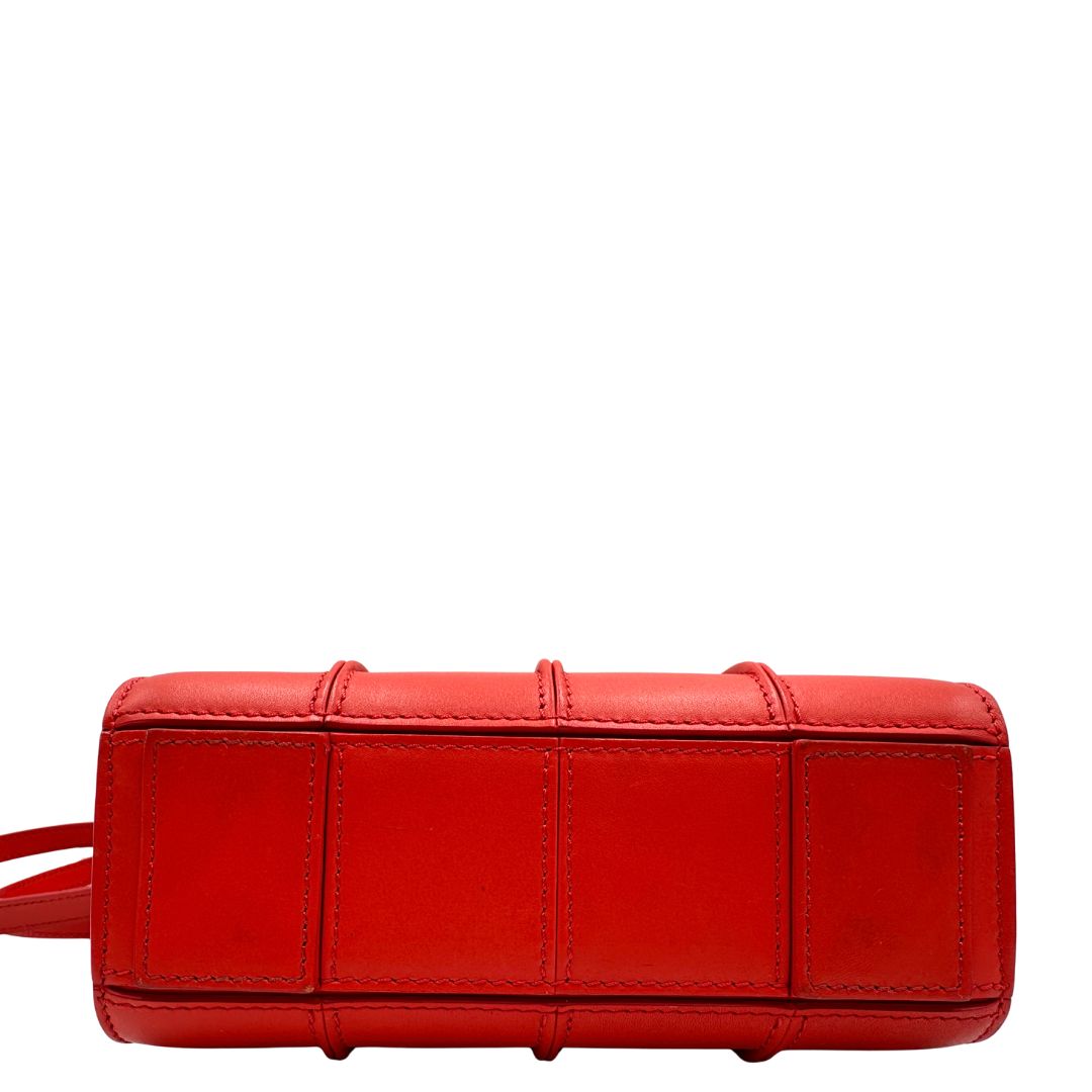 base  Borsa Max Mara in pelle rossa con parti metalliche argentate; impreziosita da strass lungo i laterali e munita di doppi manici fissi e due manici lunghi amovibili, di lusso, originale, ottime condizioni.