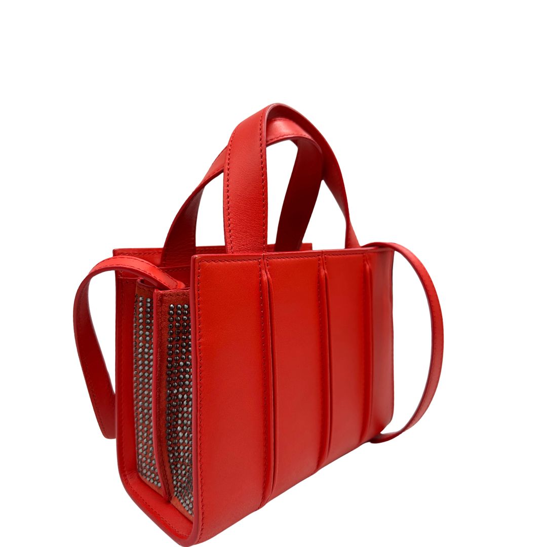 lato  Borsa Max Mara in pelle rossa con parti metalliche argentate; impreziosita da strass lungo i laterali e munita di doppi manici fissi e due manici lunghi amovibili, di lusso, originale, ottime condizioni. 