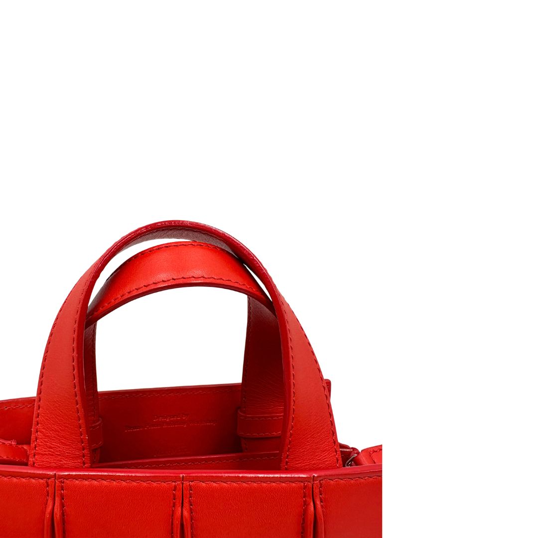 manici  Borsa Max Mara in pelle rossa con parti metalliche argentate; impreziosita da strass lungo i laterali e munita di doppi manici fissi e due manici lunghi amovibili, di lusso, originale, ottime condizioni. 