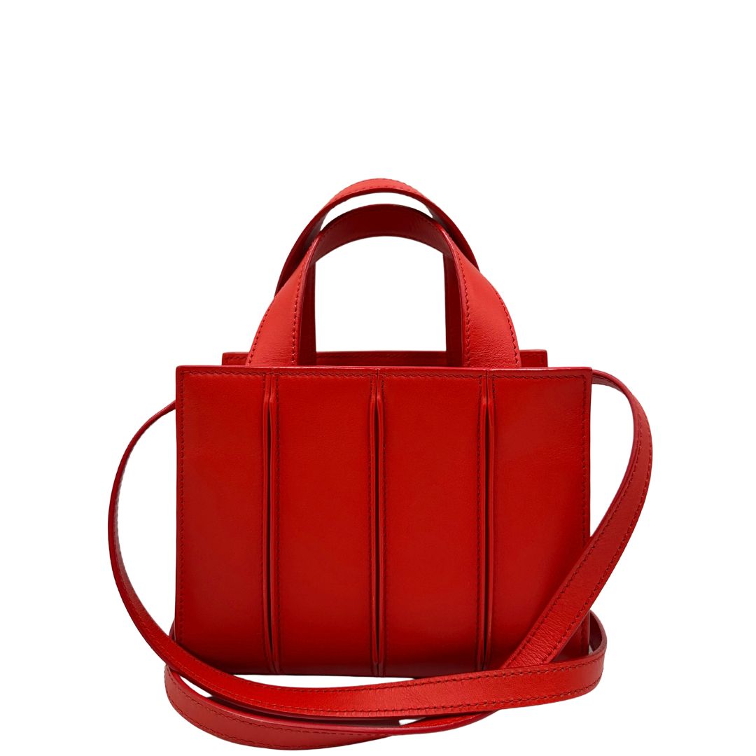 retro  Borsa Max Mara in pelle rossa con parti metalliche argentate; impreziosita da strass lungo i laterali e munita di doppi manici fissi e due manici lunghi amovibili, di lusso, originale, ottime condizioni. 