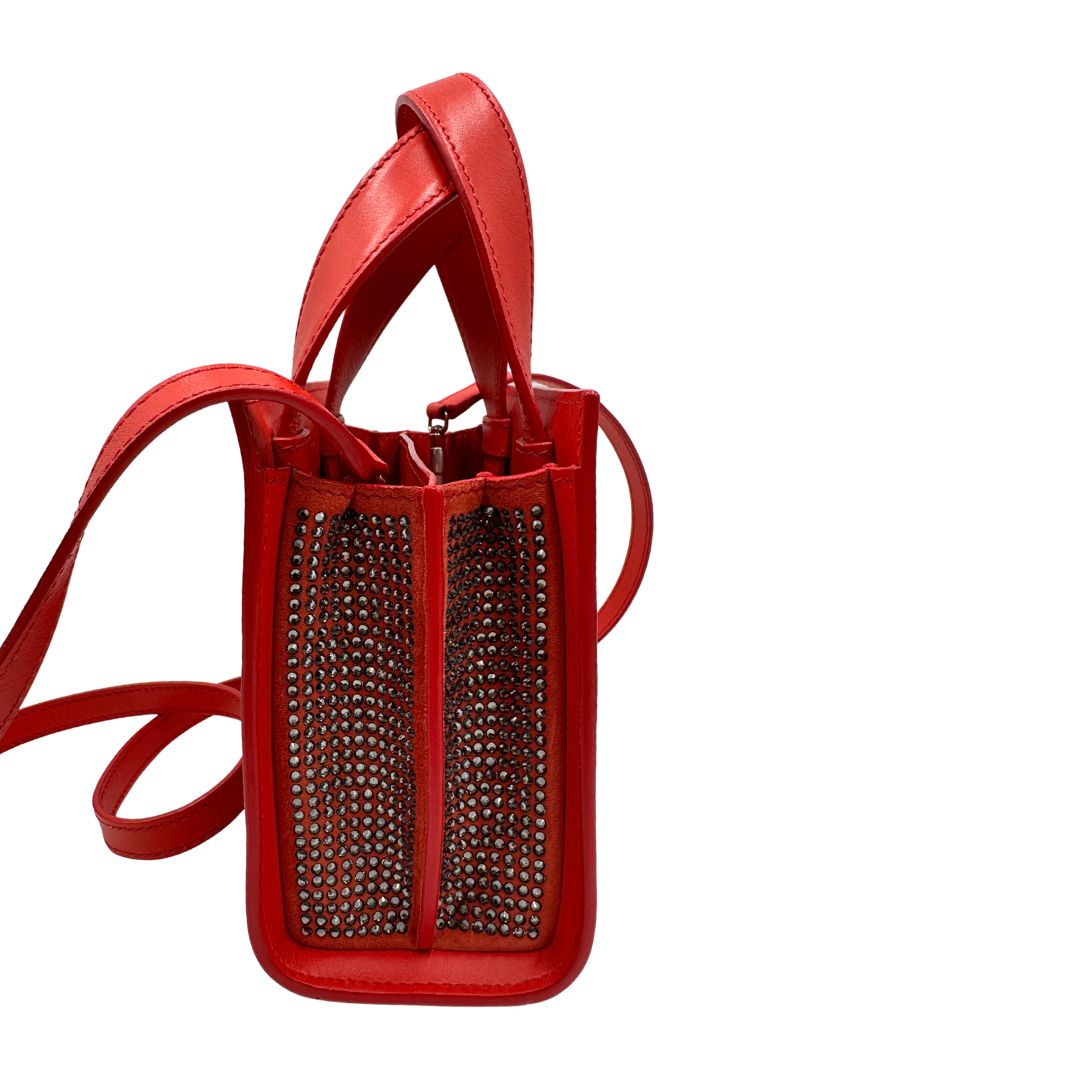 lato  Borsa Max Mara in pelle rossa con parti metalliche argentate; impreziosita da strass lungo i laterali e munita di doppi manici fissi e due manici lunghi amovibili, di lusso, originale, ottime condizioni. 