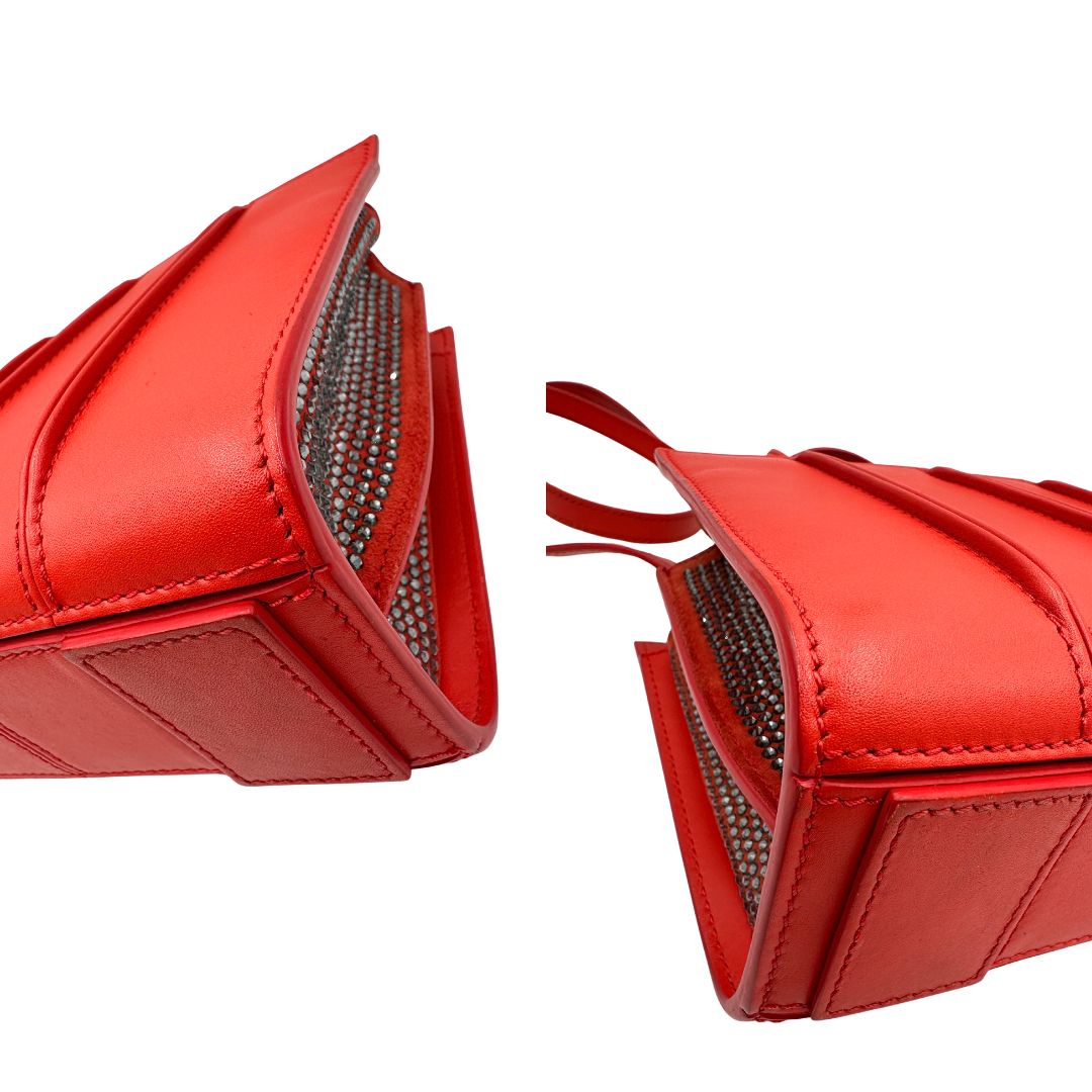 angoli  Borsa Max Mara in pelle rossa con parti metalliche argentate; impreziosita da strass lungo i laterali e munita di doppi manici fissi e due manici lunghi amovibili, di lusso, originale, ottime condizioni. 