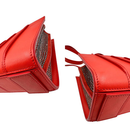 angoli  Borsa Max Mara in pelle rossa con parti metalliche argentate; impreziosita da strass lungo i laterali e munita di doppi manici fissi e due manici lunghi amovibili, di lusso, originale, ottime condizioni. 