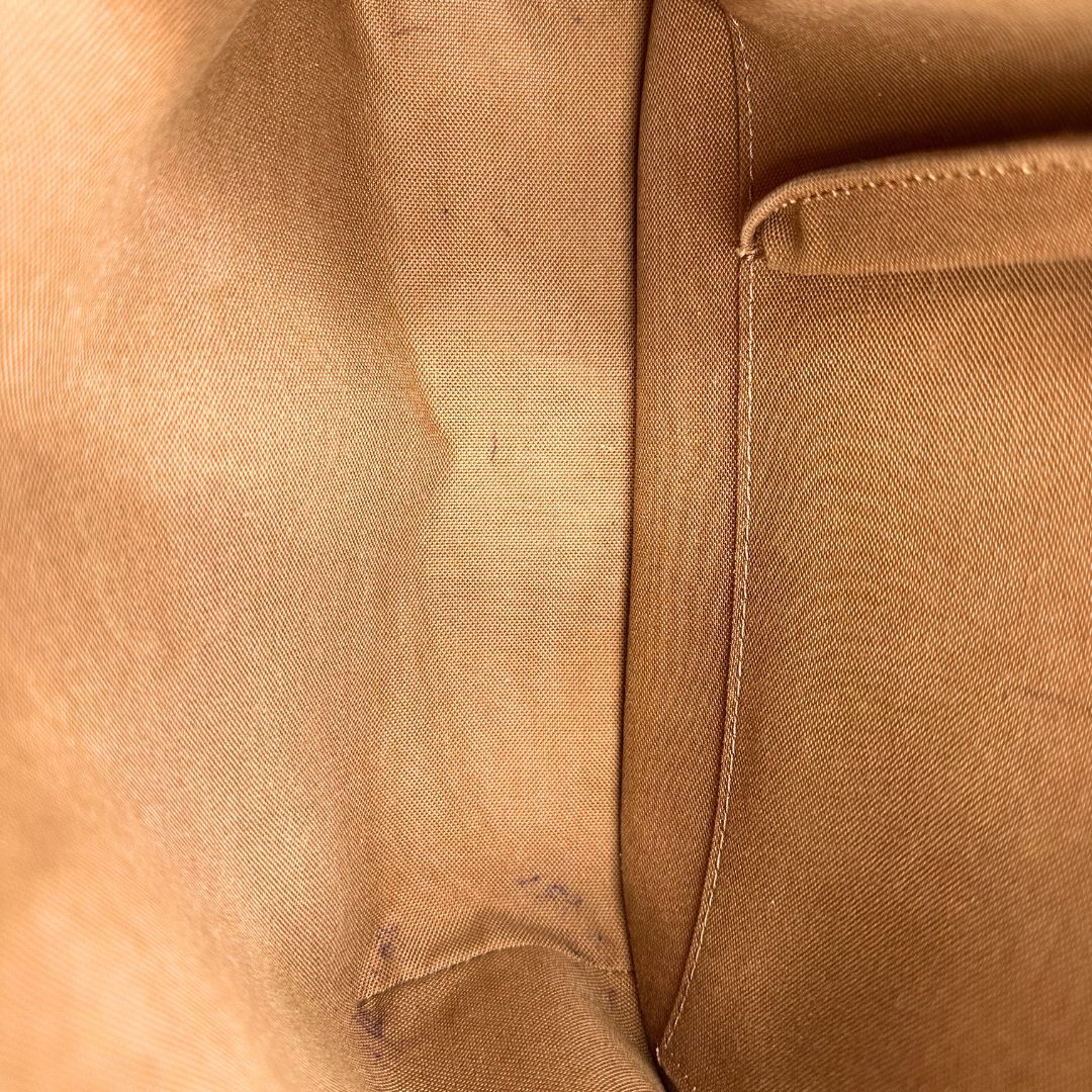 interno Borsa Messenger Bosphore Louis Vuitton in canvas marrone monogram con finiture in vacchetta naturale, tracolla in tessuto regolabile e parti metalliche dorate, di lusso, originale, usata. 