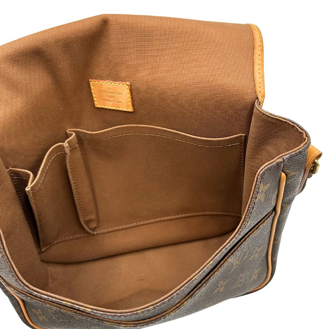 interno Borsa Messenger Bosphore Louis Vuitton in canvas marrone monogram con finiture in vacchetta naturale, tracolla in tessuto regolabile e parti metalliche dorate, di lusso, originale, usata. 