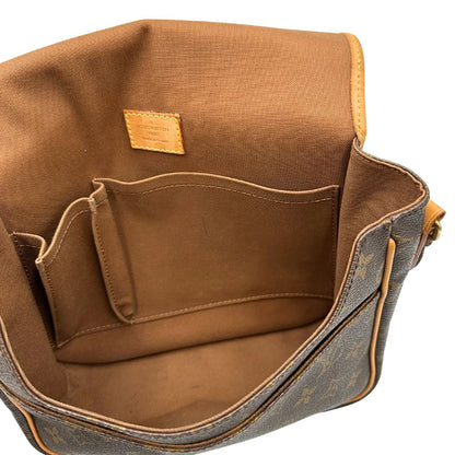 interno Borsa Messenger Bosphore Louis Vuitton in canvas marrone monogram con finiture in vacchetta naturale, tracolla in tessuto regolabile e parti metalliche dorate, di lusso, originale, usata. 