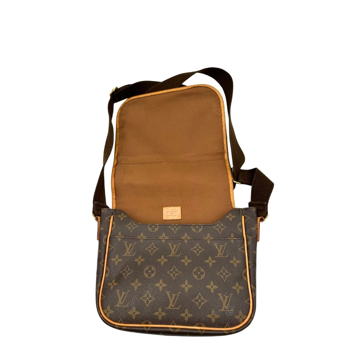 interno Borsa Messenger Bosphore Louis Vuitton in canvas marrone monogram con finiture in vacchetta naturale, tracolla in tessuto regolabile e parti metalliche dorate, di lusso, originale, usata. 