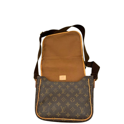 interno Borsa Messenger Bosphore Louis Vuitton in canvas marrone monogram con finiture in vacchetta naturale, tracolla in tessuto regolabile e parti metalliche dorate, di lusso, originale, usata. 