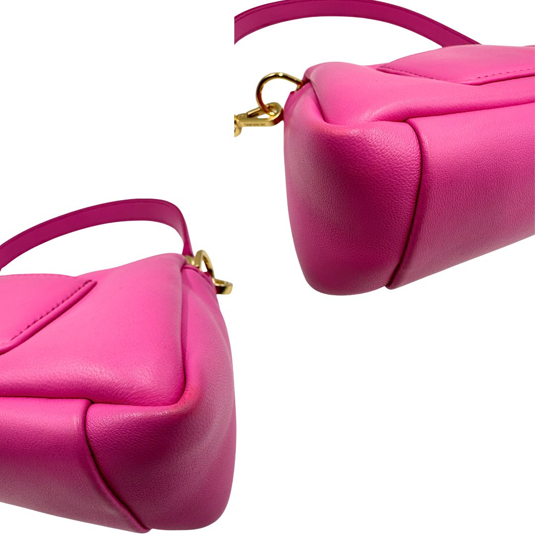 angoli Borsa Jacquemus in pelle color neon pink con parti metalliche dorate; munita di un manico singolo e una tracolla, entrambe amovibili. Completa di dustbag, di lusso, originale, ottime condizioni. 