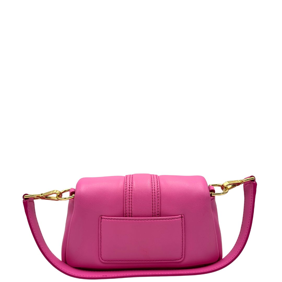 retro Borsa Jacquemus in pelle color neon pink con parti metalliche dorate; munita di un manico singolo e una tracolla, entrambe amovibili. Completa di dustbag, di lusso, originale, ottime condizioni. 